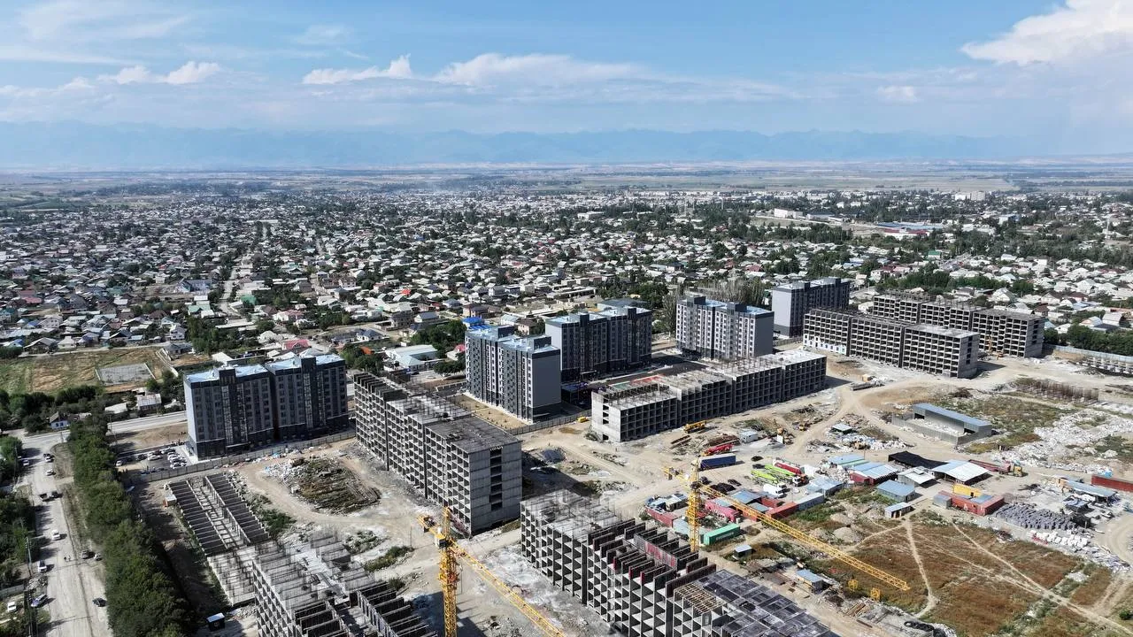 Keys to 420 apartments in the new Khan-Tengiri residential complex were handed over in the city of Karakol
