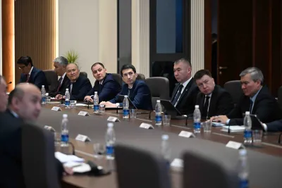 МинКаб башчысы Адылбек Касымалиев мамлекеттик органдардын жана жергиликтүү бийлик органдарынын жетекчилерине “Инфодокс” системасында документтер менен иштөөнү тездетүүнү тапшырды